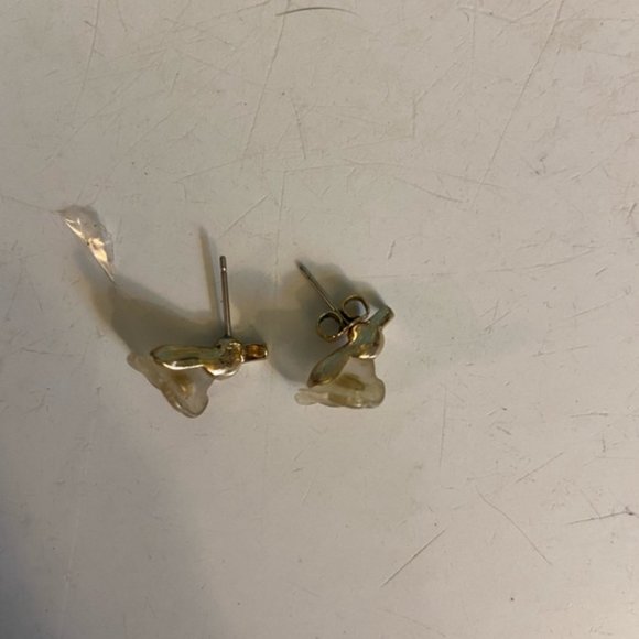 Women’s delicate flower studded earrings - Picture 2 of 6